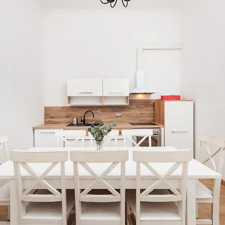 Charming Near The Main Market Square - By Upstairs 아파트