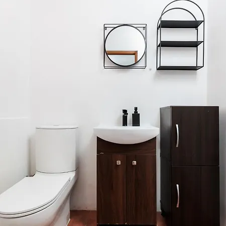 Charming Near The Main Market Square - By Upstairs 아파트