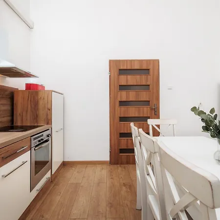 Charming Near The Main Market Square - By Upstairs דירה *